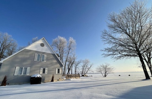 Bass Lake House | Modern Waterfront Lakehouse/1H Notre Dame/2H Chicago