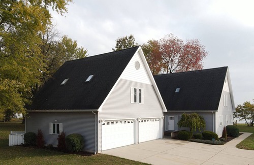 Bass Lake House | Modern Waterfront Lakehouse/1H Notre Dame/2H Chicago