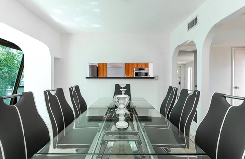 Ojus House | Modern Waterfront - Pool, kayaks & prime location! Near Aventura Mall & Beach!