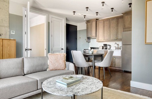 Williamsburg Apartment | Stylish Williamsburg 2BR with Gym & Pet-Friendly Perks