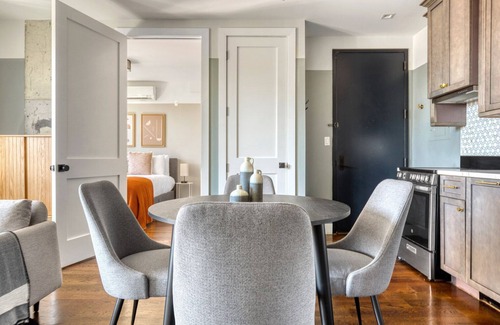Williamsburg Apartment | Stylish Williamsburg 2BR with Gym & Pet-Friendly Perks