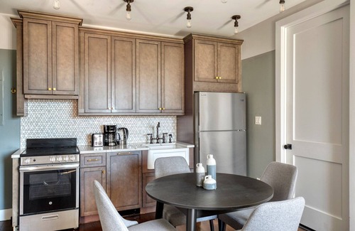 Williamsburg Apartment | Stylish Williamsburg 2BR with Gym & Pet-Friendly Perks