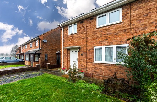 Wolverhampton House | Modern Family Retreat in Wolverhampton - Close to Birmingham
