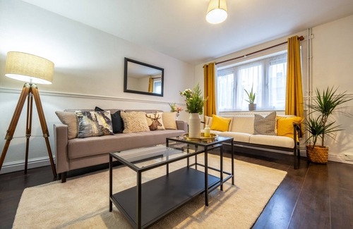 Wolverhampton House | Modern Family Retreat in Wolverhampton - Close to Birmingham