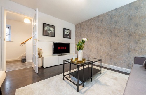 Wolverhampton House | Modern Family Retreat in Wolverhampton - Close to Birmingham