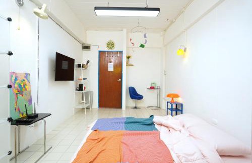 Khlong Chaokhunsing Apartment | Modern Art Studio near MRT Mahat Thai with Private Pool