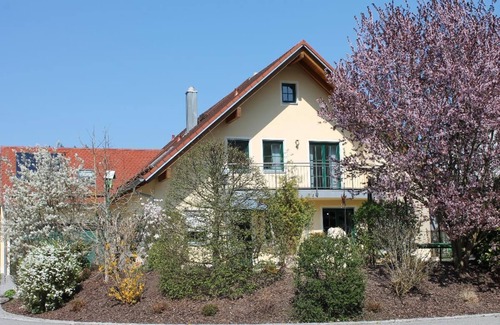 Essing Apartment | Stylish 75sqm Apartment with Large Balcony & Breakfast