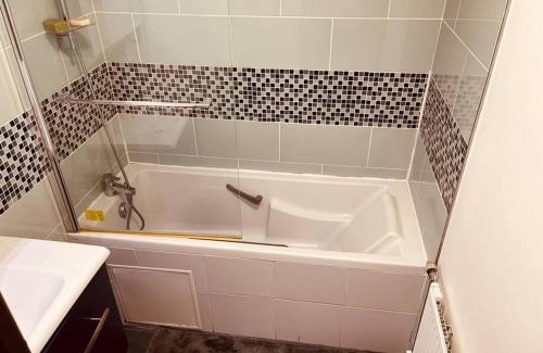 Saint-Gratien Apartment | Modern JO Apartment with Parking - Pet & Child Friendly
