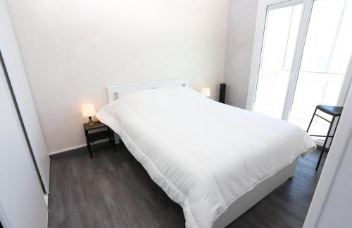 Saint-Cyprien Plage Apartment | Bright Oceanfront Apartment with Stunning Sea Views
