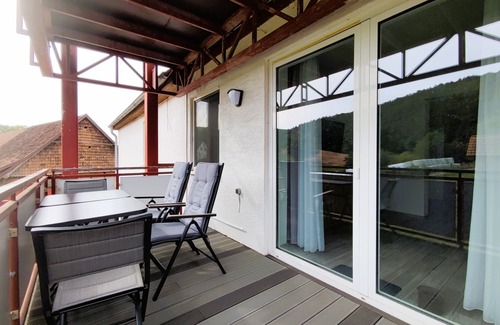 Braunsen Apartment | Modern Maxima Apartment for 4 with Balcony & Lake Views