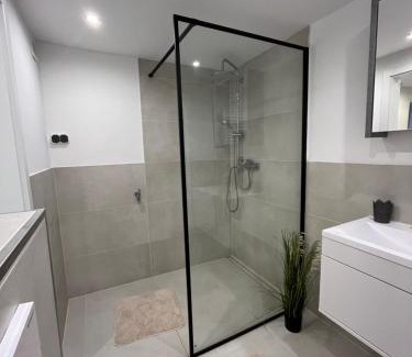 Bodenwerder Apartment | Comfortable Ferien Monteur Wohnung with Breakfast & Pet-Friendly