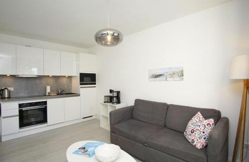 Gross Zicker Apartment | Modern Retreat with Terrace - Haus Inselwind FeWo MEERstille