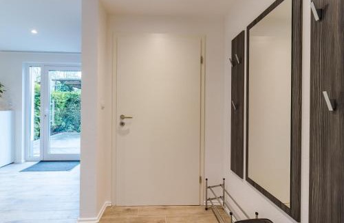 Jever Apartment | Modern Comfort: Ideal Ferienwohnung for Cyclists with Extras