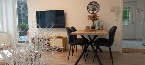 Ahr - Middle Rhine Apartment | Moderne FeWo "Waldgeflüster" mit großzügiger Sonnenterrasse, Strandkorb, Weber-Grill und Garten, Nähe Koblenz, Festung Ehrenbreitstein, Burgen, Bad Ems, Montabaur, Lahnstein, Wandern, Radfahren