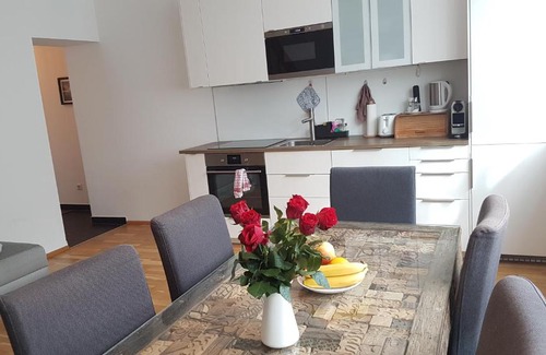 Neulerchenfeld Apartment | Elegant Maisonette with Terrace - Rated 9.5/10 by Guests