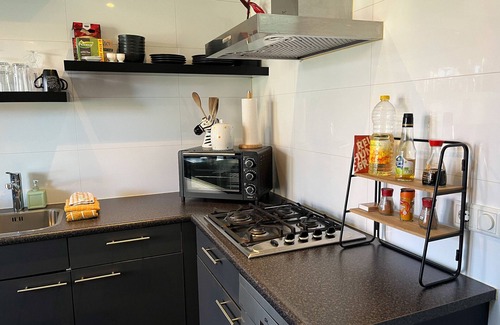 Egmond aan den Hoef Apartment | Modern Coastal Studio: Shops, Dunes & Sea Just Steps Away