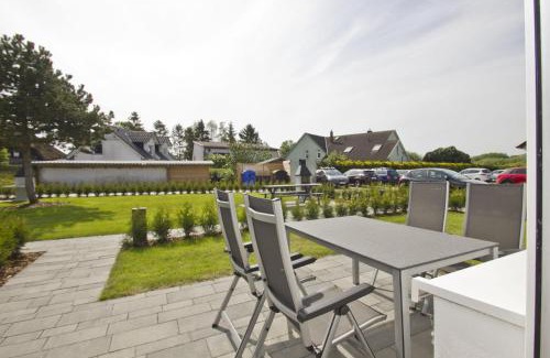 Gross Zicker Apartment | Tranquil Getaway: Haus Inselwind FeWo MEERküste Retreat