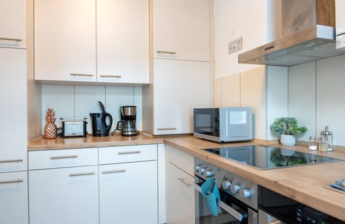 Regensburger Straße Apartment | Modern Apartment in Bremen with Spa and Pet-Friendly Amenities