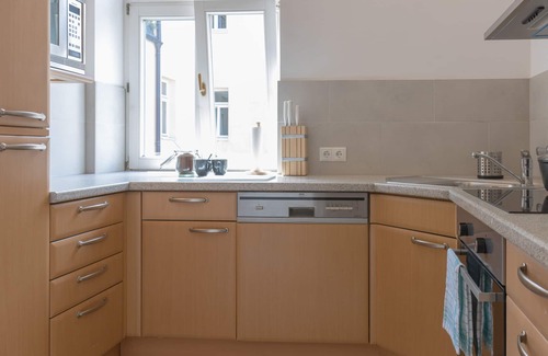 Favoriten House | Spacious Apartment with Balcony for Large Groups, Rated 9/10