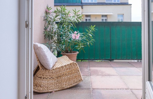 Favoriten House | Spacious Apartment with Balcony for Large Groups, Rated 9/10