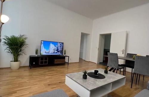 Funfhaus Apartment | Central Gem: Family-Friendly Hotel with Top Guest Ratings