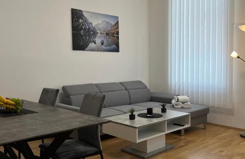 Funfhaus Apartment | Central Gem: Family-Friendly Hotel with Top Guest Ratings