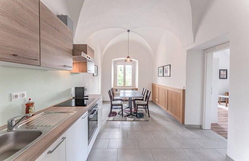 Gars am Kamp Apartment | Modern Renovated Apartment with Kitchen & Breakfast Options