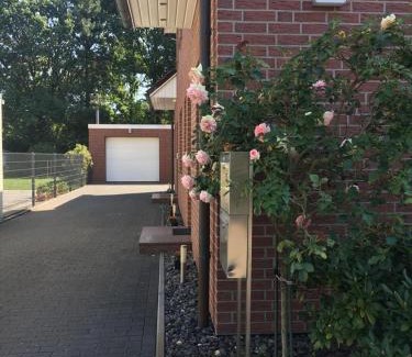 Seelhorst Apartment | Modern Stadthaus: 4-Star Comfort with Parking & WiFi
