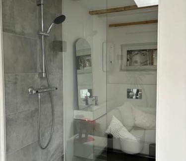 Unterrath House | Private Room with Ideal Location for Messe Visitors