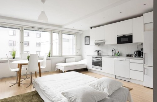 Alppiharju Apartment | Moderni asunto kalliossa