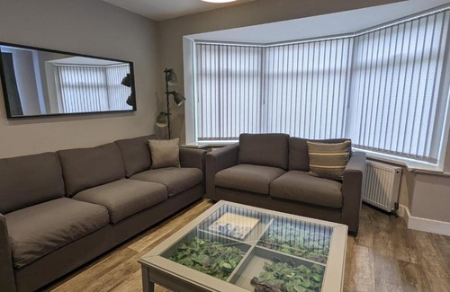 Chapeltown Apartment | Modern 4 Bedroom Retreat Near City Centre - Family Friendly
