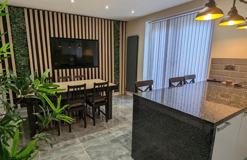 Chapeltown Apartment | Modern 4 Bedroom Retreat Near City Centre - Family Friendly