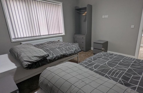 Chapeltown Apartment | Modern 4 Bedroom Retreat Near City Centre - Family Friendly