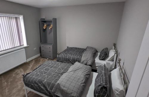 Chapeltown Apartment | Modern 4 Bedroom Retreat Near City Centre - Family Friendly