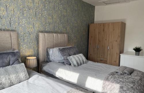 Wigan Apartment | Modern Central Wigan Townhouse for Family and Pet Stays