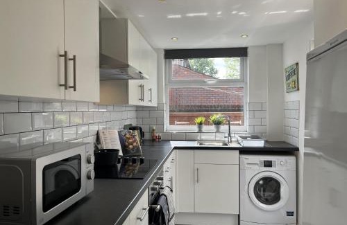 Wigan Apartment | Modern Central Wigan Townhouse for Family and Pet Stays