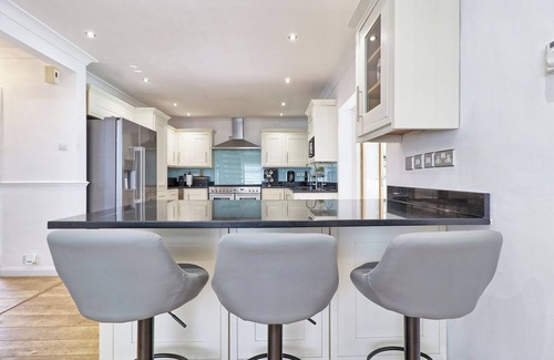 Epping House | Modernised Luxury Family Home in Theydon Bois