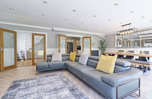 Epping House | Modernised Luxury Family Home in Theydon Bois