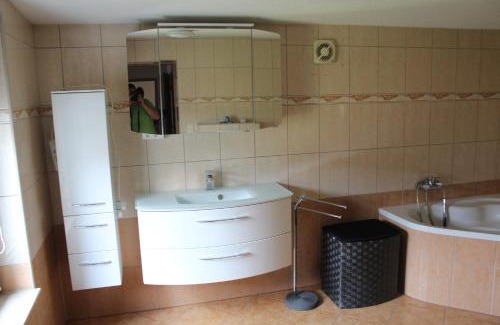 Mucheln Apartment | Contemporary Apartment in Historic City Center - 9.9/10 Rated