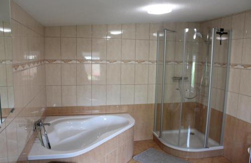 Mucheln Apartment | Contemporary Apartment in Historic City Center - 9.9/10 Rated