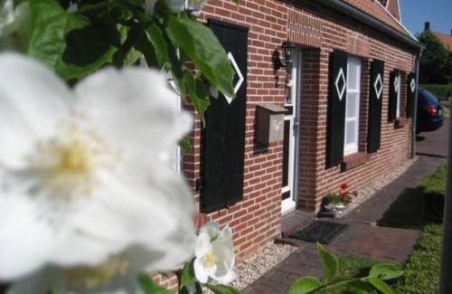 Rysum House | Bright Family-Friendly Retreat with Private Garden Escape