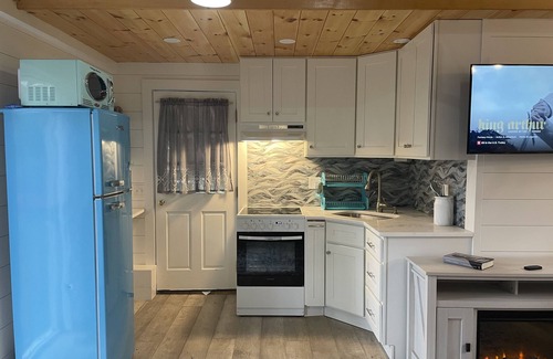 North Eastham Cottage | Cozy Cottage Steps from Private Beach with Pool & Ocean View