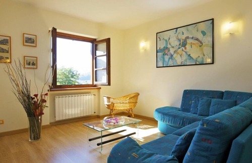 Cambiasca Apartment | Modernly furnished 3-room apartment with two bathrooms and a large garden