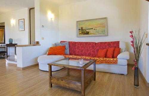 Cambiasca Apartment | Modernly furnished 3-room apartment with two bathrooms and a large garden