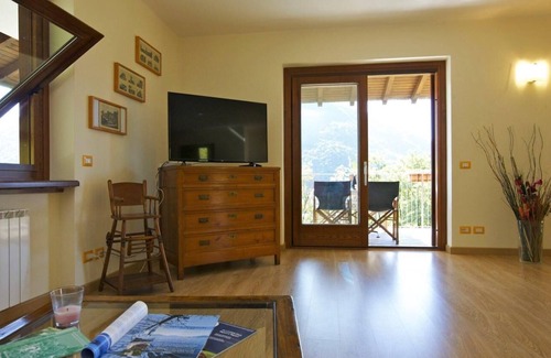 Cambiasca Apartment | Modernly furnished 3-room apartment with two bathrooms and a large garden