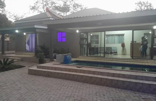 Kadoma Apartment | Modern Standard Room with Queen Bed & Breakfast Included