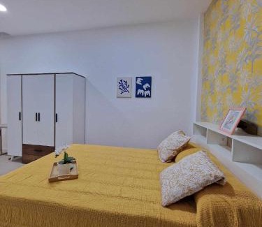 Perchel Norte Apartment | Stylish 3-Bedroom Apartment on Calle Mármoles Awaits You