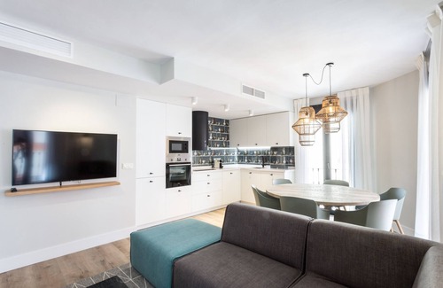 El Arenal Apartment | Perfect 4-Bedroom Apartment with Spa & Breakfast for Families