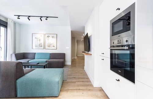 El Arenal Apartment | Perfect 4-Bedroom Apartment with Spa & Breakfast for Families