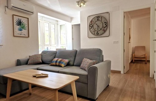 Giralda Sur Apartment | Modern Sevilla Apartment in Nervión with WiFi & AC